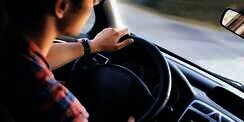 Sampai Sakit Leher, Pria India Pecahkan Rekor Mengemudi Mundur 16 Km Kurang dari 30 Menit!