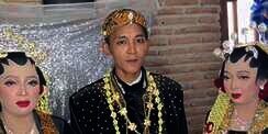 Bukan Beristri Dua, MUA Ungkap Alasan Pria Tampil dengan 2 Wanita di Hari Pernikahan
