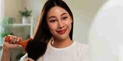Tutorial 3 Gaya Rambut Simpel untuk Membuat Wajah Bulat Tampak Tirus