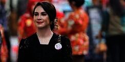 Aura Anggun Arumi Bachsin Berbalut Kebaya Hitam