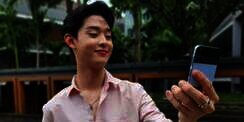 Tips Bikin Konten Kece Pakai Handphone Lipat Saat Traveling