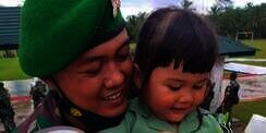 Lucunya Bocah Jadi 'Komandan', Ayahnya yang Tentara Diminta Yel-yel