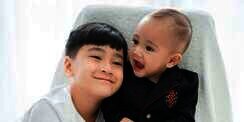 Gemas! Rafathar Telaten Suapi Adiknya Rayyanza Malik Ahmad