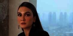 Gaya Luna Maya Tampil Elegan dan Berkelas dengan Busana Sederhana Serba Hitam