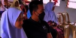 Kakak Ambil Rapor Adik Perempuan Sambil Gandengan, Warganet Ikut Haru