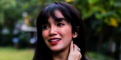 Gaya Monokrom Ussy Sulistiawaty Selempangi Tas Setengah Miliar