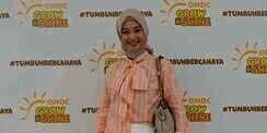 Inpirasi Busana Poppy Bunga Riphat, Simpel nan Stylish 