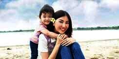 Tampil Stylish Sambil Dorong Stroller, Intip Detail Tas Mewah Sarwendah
