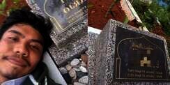Pria Ini Curhat di Makam Ibunya Sambil Tersenyum, Warganet: Mata Nggak Bisa Bohong