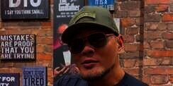 Pose Gagah di Depan Pesawat Militer, Penampilan Deddy Corbuzier Bikin Salfok