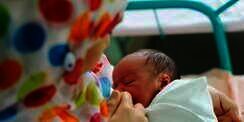 11 Arti Mimpi Gendong Bayi Perempuan yang Jadi Pertanda Baik sekaligus Buruk