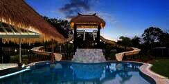Rumah Dilengkapi Waterpark, Rasanya Seperti Tinggal di Resort