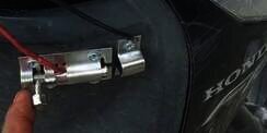 Pria Ini Nyalakan Motor Pakai Grendel Pintu, Netizen: Mekanik Jepang Geleng Kepala Lihat Modifikasinya