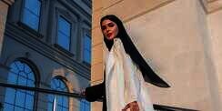 Menyontek Tampilan Wajah Bold dan Flawless Influencer Qatar Haneen Alsaify