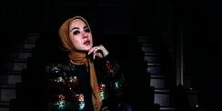 Gaya Syahrini Pakai Coat Pink Tenteng Tas Hermes Penuh Ilustrasi Gambar