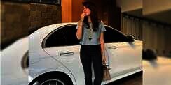 Gaya Casual Ussy Sulistiawaty Bak ABG, Tas di Tentengan Seharga Mobil di Belakangnya?