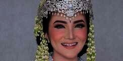 Membedah Busana Pernikahan Kiki Amalia, Anggun dalam Balutan Kebaya Putih dan Siger Sunda