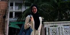 Outfit Comfy Pilihan Ayana Moon Saat Kuliah