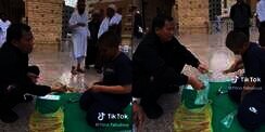 Pertemuan Crazy Rich Pondok Indah dengan Bocah Suriah Penjual Siwak di Mekah, Langsung Borong Dagangan dan Kasih Bonus