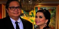 Kunjungi Korban Gempa, Gelang Istri Menko Perekonomian Airlangga Hartarto Bikin Salfok, Harganya Wow Banget!