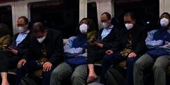 Masya Allah, Bapak Penumpang KRL Ini Tunaikan Sholat dalam Gerbong Kereta