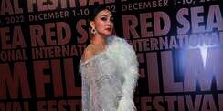 Gaya Glamor Luna Maya di Red Sea Film Festival, Tampil Bareng Shah Rukh Khan dan Kajol
