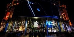Borong 300 iPhone, Pria Ini Langsung Dirampok Saat Keluar Toko sampai Rugi Rp1,48 Miliar