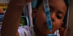 Main Hujan dalam Botol, Ide Seru Isi Liburan untuk Si Kecil