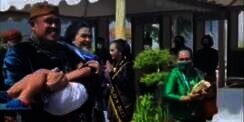 Video Kocak Saat Bobby 'Amankan' Nahyan Setelah Kirab Pengantin