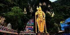 Serunya Mengunjungi Batu Cave Malaysia, Patung Budha Emas yang Ikonik
