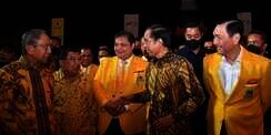 Doyan Pakai Sepatu Impor, Luhut Ditegur Jokowi