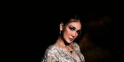 Gaya Tampilan Mewah Luna Maya dengan Gaun Merah Rancangan Han