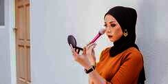 Buat Wajah Glowing dari Segala Sisi dengan Teknik Pemakaian Highlighter ala MUA