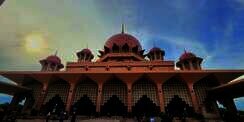 Masjid Putra Malaysia, Menawan Melayang di Atas Air