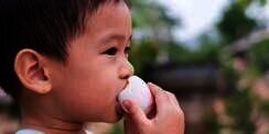 Bayi Makan Telur Setengah Matang, Amankah?