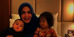 Gemes! Tingkah Rayyanza dan Aruni Saling Peluk dan Cium Pipi