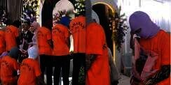 Momen Para 'Tahanan' Datang ke Kondangan Pakai Baju Oranye, Netizen Salfok Mirip Kurir Paket