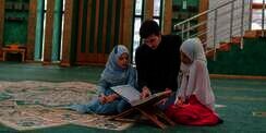3 Adab yang Harus Diperhatikan Saat Bawa Anak ke Mesjid