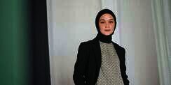 Tutorial Style Clean Look Tantri Namirah dengan Pashmina Hitam untuk Tampilan Rapi