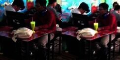 Ngakak! Bukan Laptop, Pria Ini Bawa Seperangkat Komputer Saat Kerja di Kafe