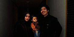 Tampil Gemas Digendong Papa Atta, Ameena Pakai Sweeter Rp5,5 Juta