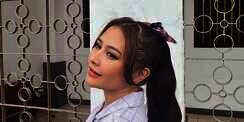 Sandal Garang tapi Manis Prilly Latuconsina, Punya Detail Rockstud 