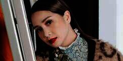 Model Unik Nagita Slavina Pakai Kemeja Tile Transparan