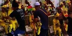Diberi Hadiah Alat Rumah Tangga, Mempelai Wanita Cuma Bisa Menahan Malu Saat Suami Diselipi Kado `Tisu` di Pelaminan