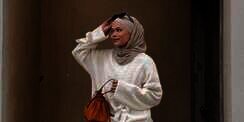 Styling Hijab Turban Flowy Simpel dengan Modal Karet Rambut
