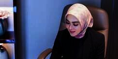 Syahrini Berbalut Cardigan Biru, Tampak Simpel tapi Elegan