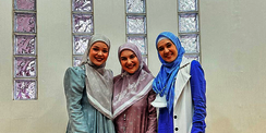 Irish Bella, Dewi Sandra dan Dini Aminarti Kompak Tampil Anggun dengan Hijab Motif 