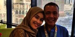 Potret Ayah Rozak Keliling Jualan Pempek Bersama Ayu Ting Ting, Ketemu Mantan Kekasih