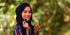 Perbaiki Kuas Makeup Berantakan dengan Lem Bulu Mata