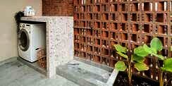 Laundry Room Semi Outdoor Ditata Apik dengan Tembok Roaster